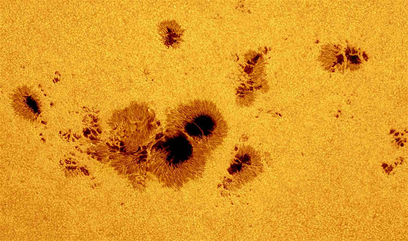 Los científicos llevan varios días rastreando algo «peculiar» en una mancha solar.  Ahora han revelado de qué se trataba.