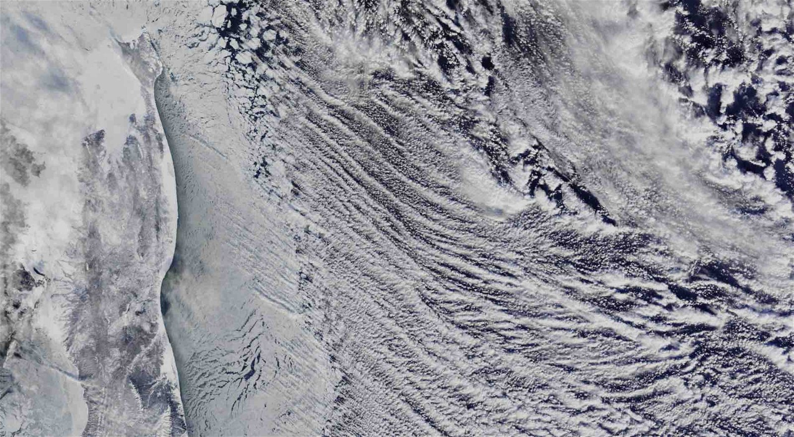 Hình ảnh vệ tinh của NASA tiết lộ điều gì đó kỳ lạ trên bầu trời bờ biển phía đông nước Nga