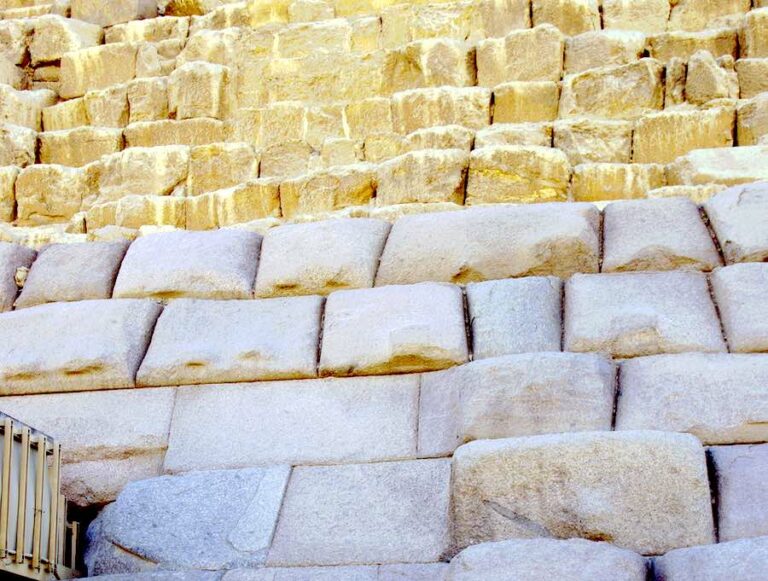 Acima: Pedras de revestimento de granito são vistas perto da base da pirâmide de Menkaure (domínio público).